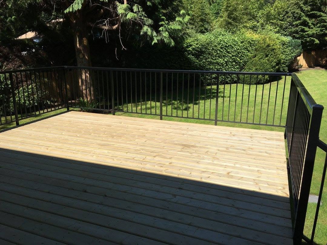 Deck with black aluminum picket railing and two-tone decking