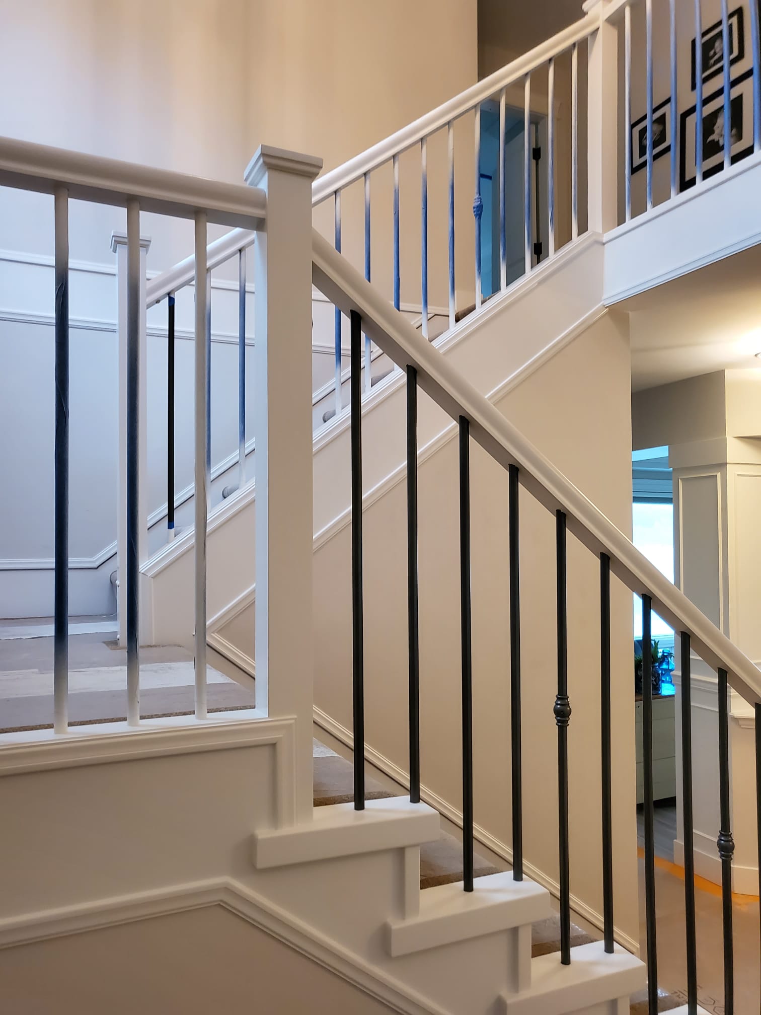 Painted staircase balustrade with black metal spindles